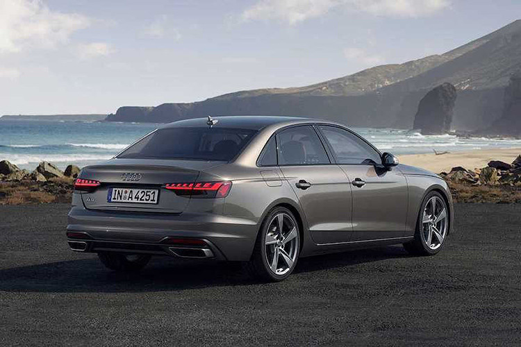 Ở phía trên cản trước, Audi A4 2020 mới nay cũng bổ sung các khe gió theo chiều dọc ở hai bên. Trong khi đó phần đuôi xe có ít thay đổi hơn gồm chóa đèn hậu cùng cụm ống xả thiết kế mới.