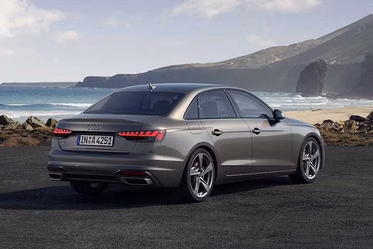 Ở phía trên cản trước, Audi A4 2020 mới nay cũng bổ sung các khe gió theo chiều dọc ở hai bên. Trong khi đó phần đuôi xe có ít thay đổi hơn gồm chóa đèn hậu cùng cụm ống xả thiết kế mới.