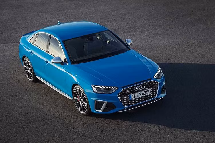 Điểm đáng nói nhất trên toàn bộ dòng Audi A4 2020 là các phiên bản động cơ đã được điện hóa nhiều hơn - ít nhất tại châu Âu tới thời điểm này. Trên các cấu hình cơ bản, Audi sẽ bán chiếc xe với 6 loại động cơ tăng áp khác nhau có công suất từ 150 tới 347 mã lực, trong đó 3 loại máy được kết hợp với hệ thống mô-tơ điện 12V trợ lực hạng nhẹ.