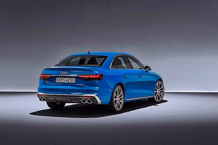 Theo hãng xe sang Audi cho hay, hệ thống mild hybrid này sẽ giúp chủ xe tiết kiệm được 0,3l nhiên liệu/100km. Kết hợp với các động cơ là các lựa chọn hệ dẫn động cầu trước/4 bánh và 1 trong 3 loại hộp số sàn/tự động 8 cấp/ly hợp kép 7 cấp S tronic.