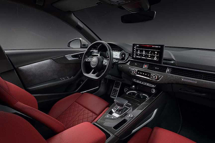 Bên trong ca-bin, nội thất của Audi A4 2020 không có nhiều khác biệt so với bản 2019. Bổ sung quan trọng nhất là công nghệ giao diện đa phương tiện và định vị MMI truy cập qua màn hình cảm ứng cỡ lớn 10,1 inch. Đây cũng là công nghệ được thửa từ các mẫu xe đàn anh.