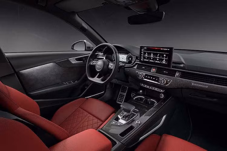 Bên trong ca-bin, nội thất của Audi A4 2020 không có nhiều khác biệt so với bản 2019. Bổ sung quan trọng nhất là công nghệ giao diện đa phương tiện và định vị MMI truy cập qua màn hình cảm ứng cỡ lớn 10,1 inch. Đây cũng là công nghệ được thửa từ các mẫu xe đàn anh.