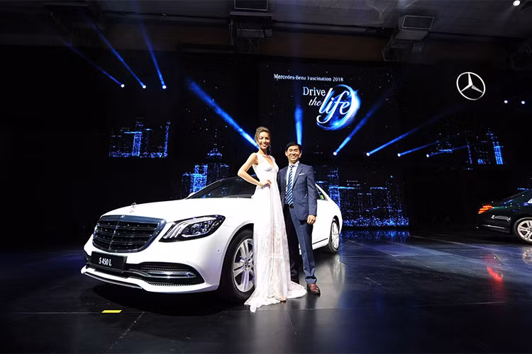 Đáng chú ý, Mercedes-Benz Việt Nam (MBV) trình làng 2 phiên bản E200 và E250 mới, được bổ sung nhiều trang bị đáng giá nhưng vẫn giữ nguyên giá bán, được kỳ vọng sẽ thu hút nhiều sự quan tâm của khách hàng.