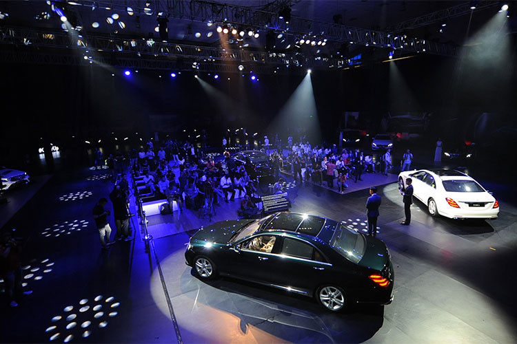 Mercedes-Benz Việt Nam cũng đã mang đến Fascination 2018 trưng bày 36 mẫu xe khác nhau, trong đó có 21 phiên bản sản phẩm quan trọng nhất của thương hiệu “Ngôi sao 3 cánh” cùng nhiều màn trình diễn mãn nhãn. Đáng chú ý là việc thương hiệu ngôi sao 3 cánh sẽ mang tới 15 xe mới nhất để các khách hàng lái thừ và trải nghiệm.