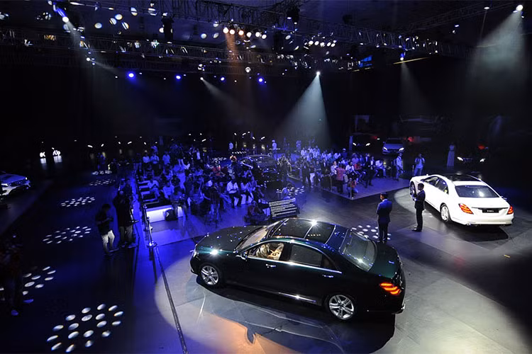 Mercedes-Benz Việt Nam cũng đã mang đến Fascination 2018 trưng bày 36 mẫu xe khác nhau, trong đó có 21 phiên bản sản phẩm quan trọng nhất của thương hiệu “Ngôi sao 3 cánh” cùng nhiều màn trình diễn mãn nhãn. Đáng chú ý là việc thương hiệu ngôi sao 3 cánh sẽ mang tới 15 xe mới nhất để các khách hàng lái thừ và trải nghiệm.