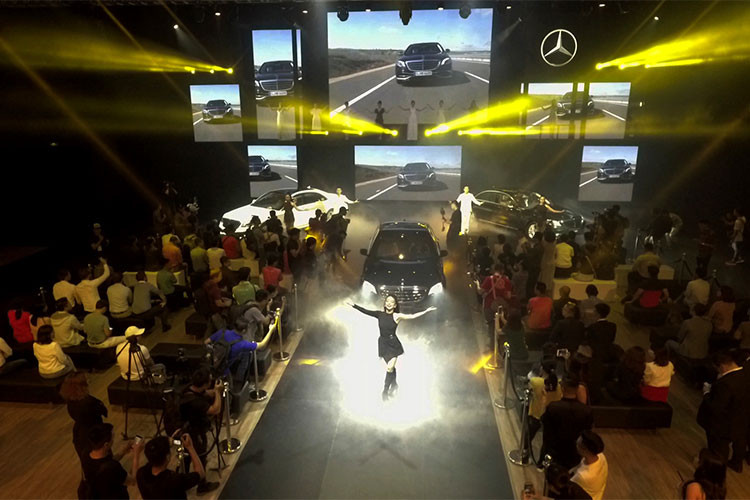 Triển lãm thường niên Mercedes-Benz Fascination 2018 lần thứ 8 bắt đầu diễn ra tại Trung tâm Triển lãm Quốc tế, Hà Nội với chủ đề “Drive the life” – “Làm chủ cuộc sống” là sự kiện khắc họa từng giai đoạn quan trọng của cuộc sống với “người bạn đồng hành” Mercedes-Benz.