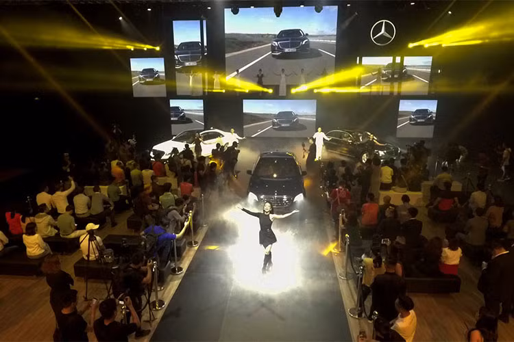 Triển lãm thường niên Mercedes-Benz Fascination 2018 lần thứ 8 bắt đầu diễn ra tại Trung tâm Triển lãm Quốc tế, Hà Nội với chủ đề “Drive the life” – “Làm chủ cuộc sống” là sự kiện khắc họa từng giai đoạn quan trọng của cuộc sống với “người bạn đồng hành” Mercedes-Benz.