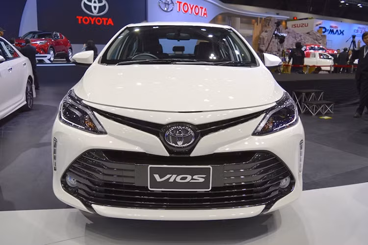 Về ngoại thất, cụ thể là phần đầu xe của Vios 2017 có thiết kế tản nhiệt bộ lưới tản nhiệt lớn dạng cánh chim vuốt mảnh được sơn đen tăng tính thể thao, cụm đèn pha thêm dải đèn LED chiếu sáng ban ngày, đèn sương mù dạng gương cầu, cản trước của xe trùng tông màu ngoại thất.