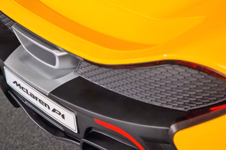 Mặc dù chỉ là mẫu xe dành cho trẻ em dưới 6 tuổi, tuy nhiên chiếc "siêu xe" mui trần này cũng được hãng McLaren trang bị cho nó hệ thống âm thanh được cài sẵn nhạc, cũng như đèn chiếu sáng, máy lạnh,... khá hiện đại và mang đậm phong cách siêu xe.