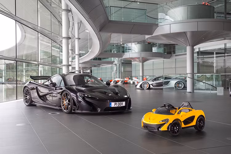 Hãng xe hơi danh tiếng của Anh quốc vừa công bố mẫu siêu xe McLaren P1TM chạy điện phiên bản mới dành cho trẻ em dưới 6 tuổi. "Siêu xe" này được thiết kế giống như “người anh” P1 của nó, nhưng có kích thước nhỏ hơn cho phù hợp với trẻ em.