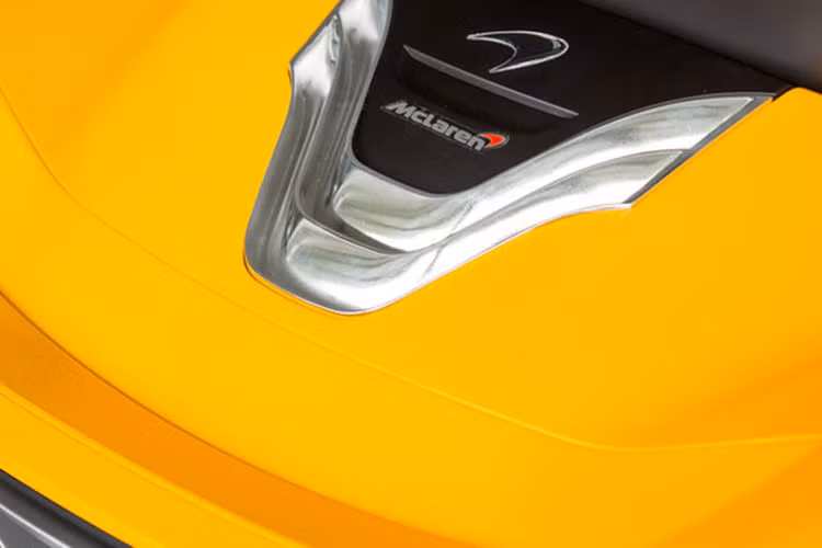Ngoài ra, 2 bên cửa còn có logo của McLaren được thiết kế khéo léo. Toàn bộ xe được làm từ nhựa cứng tổng hợp. Tuy nhiên, hãng chỉ cung cấp một màu gọi là Volcano Yellow mà không có sự tùy biến cho khách hàng.