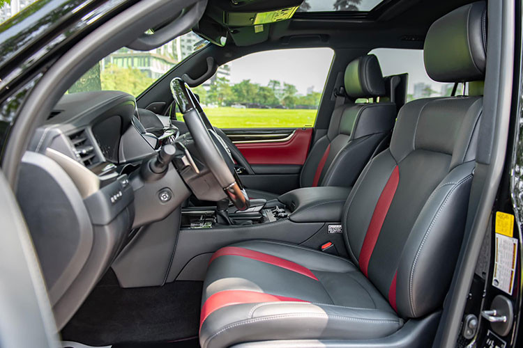 Lexus LX Inspiration Series sẽ không khiến khách hàng phải thất vọng khi đi kèm hàng ghế trước/sau có tính năng sưởi và thoáng khí, điều hòa tự động 4 vùng, hệ thống thông tin giải trí hàng ghế sau, dàn âm thanh Mark Levinson hay màn hình màu hiển thị thông tin trên kính chắn gió. Hộc làm mát đồ uống, sạc không dây cho các thiết bị di động và màn hình định vị 12,3 inch cũng là trang bị tiêu chuẩn của phiên bản đặc biệt.