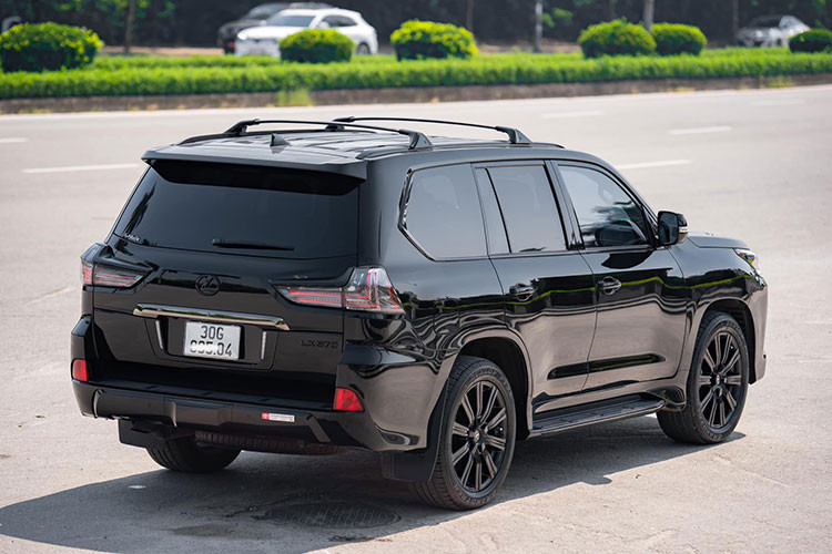 Ra mắt thế giới tại triển lãm Los Angeles Auto Show 2018, mẫu xe SUV hạng sang Lexus LX570 Inspiration Series (gọi tắt là LX 570 Inspiration) là dòng phiên bản đặc biệt, chỉ được sản xuất với số lượng 500 chiếc. Đáng chú ý là tại Việt Nam, các đại gia cũng sở hữu tới vài chiếc và được nhập. khẩu từ đại lý tư nhân.