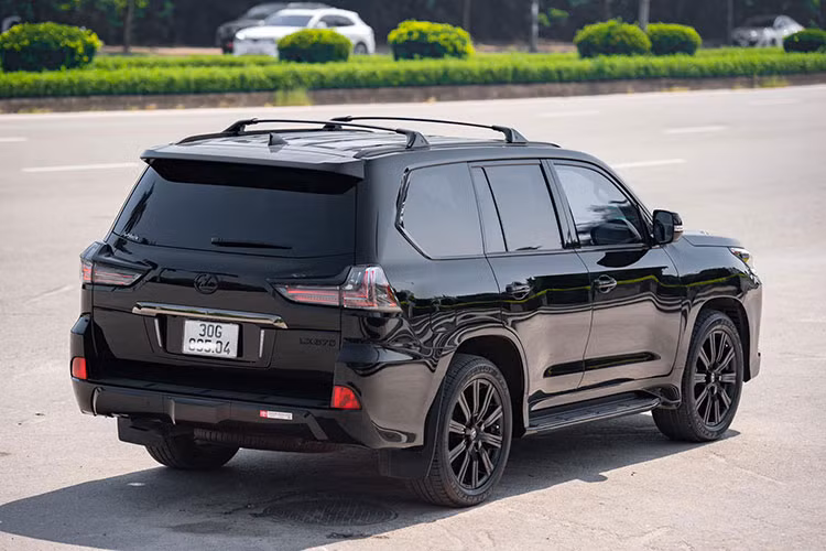 Ra mắt thế giới tại triển lãm Los Angeles Auto Show 2018, mẫu xe SUV hạng sang Lexus LX570 Inspiration Series (gọi tắt là LX 570 Inspiration) là dòng phiên bản đặc biệt, chỉ được sản xuất với số lượng 500 chiếc. Đáng chú ý là tại Việt Nam, các đại gia cũng sở hữu tới vài chiếc và được nhập. khẩu từ đại lý tư nhân.