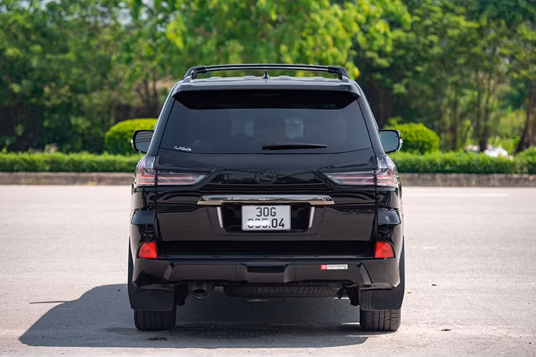 Tính năng hỗ trợ vượt qua địa hình khó Crawl Control, hộp số phụ (low range gearing), hỗ trợ khởi hành ngang dốc, cùng một số tính năng khác, giúp chiếc SUV này trở thành một "off-roader" mạnh mẽ hơn. Xe được trang bị động cơ V8 5.7 lít có công suất 383 mã lực và mô men xoắn 546 Nm, đi kèm hộp số tự động 8 cấp.