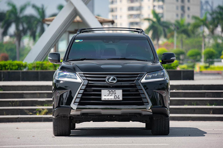 Tại thị trường Việt Nam, giá xe Lexus LX570 chính hãng vào năm 2020 là 7,81 tỷ đồng. Xe sở hữu sức mạnh 367 mã lực cùng khả năng tăng tốc từ 0-100 km/giờ trong 7,7 giây, tốc độ tối đa của xe đạt 210 km/giờ. Còn đối với phiên bản Lexus LX570 Inspiration đặc biệt này, xe được đại lý tư nhân rao bán hơn 9 tỷ đồng. Chiếc xe trong bài được chủ nhân chào bán hơn 8 tỷ trên sàn xe cũ Hà Nội.