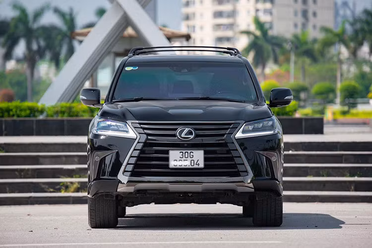 Tại thị trường Việt Nam, giá xe Lexus LX570 chính hãng vào năm 2020 là 7,81 tỷ đồng. Xe sở hữu sức mạnh 367 mã lực cùng khả năng tăng tốc từ 0-100 km/giờ trong 7,7 giây, tốc độ tối đa của xe đạt 210 km/giờ. Còn đối với phiên bản Lexus LX570 Inspiration đặc biệt này, xe được đại lý tư nhân rao bán hơn 9 tỷ đồng. Chiếc xe trong bài được chủ nhân chào bán hơn 8 tỷ trên sàn xe cũ Hà Nội.