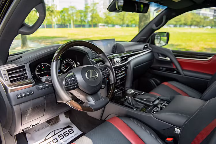 Bên trong nội thất "chuyên cơ mặt đất" Lexus LX Inspiration Series có nhiều chi tiết bọc da màu đen tương phản với ghế bọc da Moonlight White Semi-Aniline. Không những thế, các chi tiết nhỏ như thảm sàn hoặc bao da chìa khóa cũng được làm từ vật liệu cao cấp.