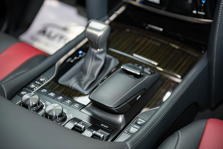 LX Inspiration Series 2019 còn được hưởng lợi từ cấu trúc thân xe vững chắc tương tự như nhiều mẫu xe khác trong đại gia đình Lexus. Xe được trang bị 5 chế độ lái đa địa hình gồm: Đá (Rock), Đá và Đất (Rock and Dirt), Sa mạc (Mogul), Đá rời (Loose Rock) và Bùn và Cát (Mud and Sand),...