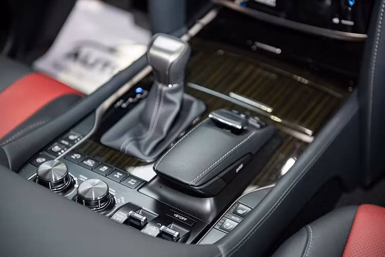 LX Inspiration Series 2019 còn được hưởng lợi từ cấu trúc thân xe vững chắc tương tự như nhiều mẫu xe khác trong đại gia đình Lexus. Xe được trang bị 5 chế độ lái đa địa hình gồm: Đá (Rock), Đá và Đất (Rock and Dirt), Sa mạc (Mogul), Đá rời (Loose Rock) và Bùn và Cát (Mud and Sand),...