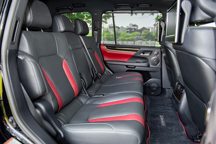 Hệ thống an toàn Lexus Safety System+ cũng là trang bị tiêu chuẩn. Người mua không cần trả thêm bất cứ khoản phí nào để lắp đặt. Xe còn có hệ thống Pre-Collision System có thể phát hiện cho người đi bộ, cảnh báo chệch làn đường, kiểm soát hành trình radar và đèn pha thông minh.