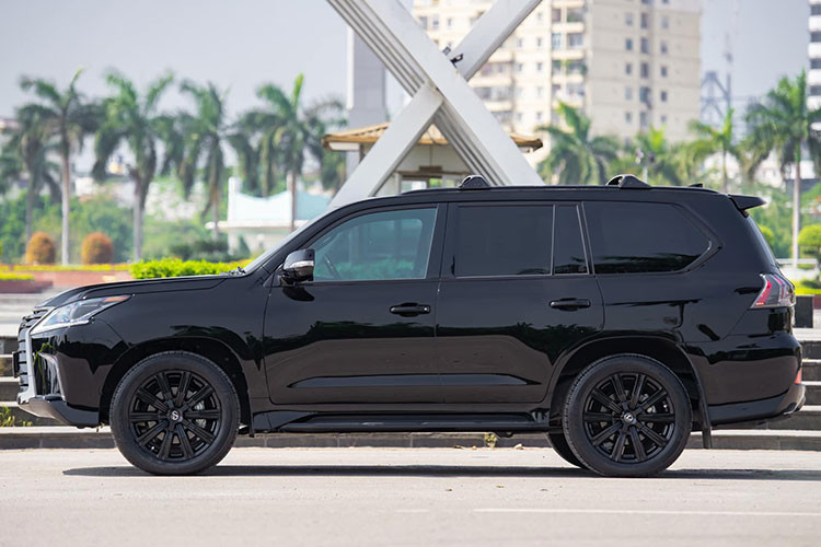 Chiếc Lexus LX570 Inspiration trong bài viết này là phiên bản đặc biệt giới hạn, từng được đưa về nước năm 2019 lăn bánh chưa tới 5000km. Mới đây chiếc xe đã được chủ nhân chào bán trên sàn xe cũ với mức giá giảm nhẹ chỉ sau 3 năm sở hữu.