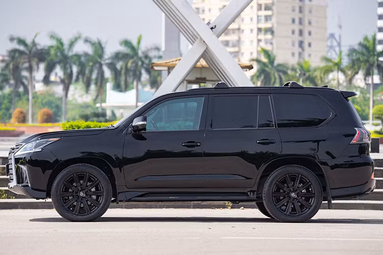 Chiếc Lexus LX570 Inspiration trong bài viết này là phiên bản đặc biệt giới hạn, từng được đưa về nước năm 2019 lăn bánh chưa tới 5000km. Mới đây chiếc xe đã được chủ nhân chào bán trên sàn xe cũ với mức giá giảm nhẹ chỉ sau 3 năm sở hữu.