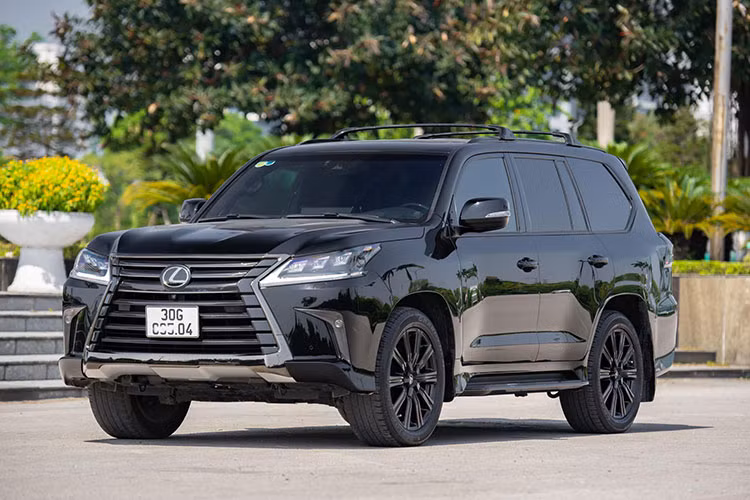 Tại Việt Nam, Lexus LX570 là mẫu SUV hạng sang cỡ lớn được ưa chuộng và "bền giá" nhất cho dù ở phiên bản nào. Khi phiên bản tiêu chuẩn và bản Super Sport chưa thỏa mãn các đại gia thì Lexus LX570 Inspiration Series đời 2020 có thể làm được điều đó.