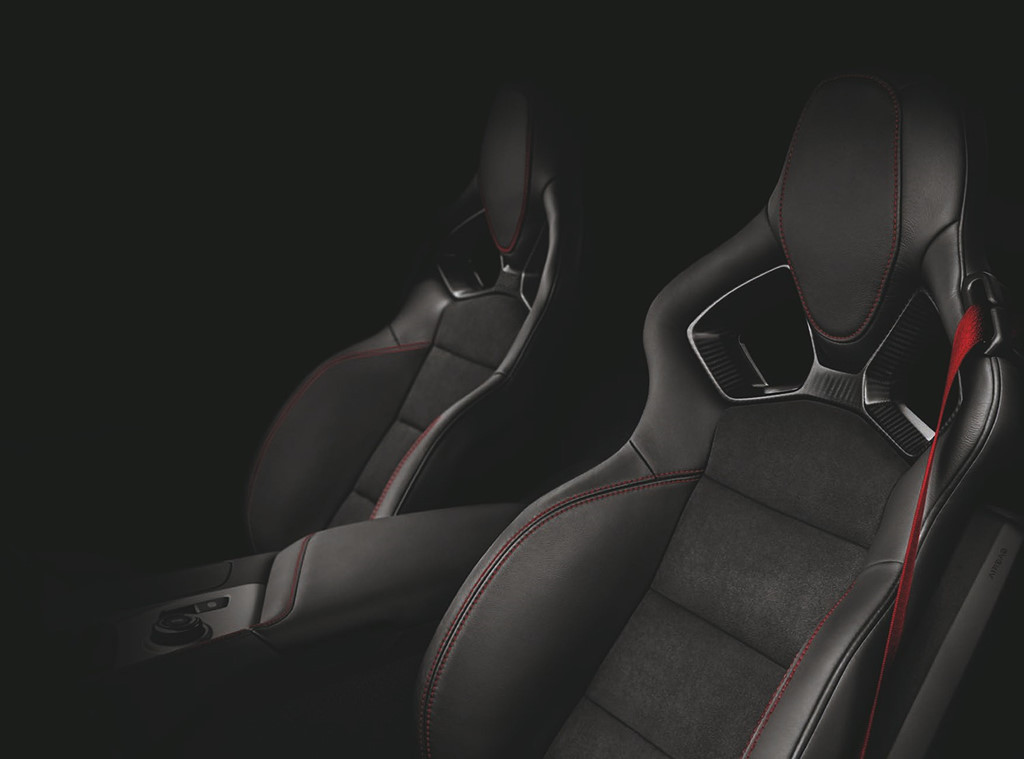 Khác với dàn áo được thay đổi hoàn toàn, nội thất của Zeclat vẫn được giữ nguyên từ chiếc Corvette Grand Sport nguyên bản. Eadon Green chỉ can thiệp bằng những miếng ốp trang trí bằng sợi carbon, bộ ghế ngồi thể thao sang trọng và thay đổi tông màu khoang ca-bin.