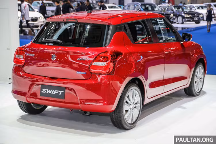 Nâng cấp đáng chú ý trong lần ra mắt này của Suzuki Swift nằm ở nền tảng khung gầm Heartect mới. Theo Suzuki, hệ khung gầm này có độ cứng cao hơn nhưng nhẹ hơn thế hệ cũ. Thiết kế đuôi xe thay đổi, với cụm đèn hậu lồi ra nhiều hơn. Kiểu dáng đuôi xe cũng có phần vuông hơn so với thế hệ cũ. Tay nắm cửa phía sau đặt ở trên cao thay vì ngang cánh.