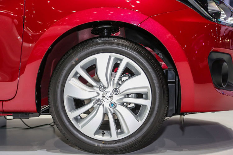 Cả 2 phiên bản của mẫu xe Suzuki Swift 2018 đều sử dụng la-zăng 16 inch. Đáng chú ý là thiết kế của Swift thế hệ mới này dựa trên nền tảng Heartect với chiều dài ngắn hơn, rộng hơn và thấp hơn mô bản cũ. 