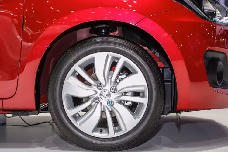 Cả 2 phiên bản của mẫu xe Suzuki Swift 2018 đều sử dụng la-zăng 16 inch. Đáng chú ý là thiết kế của Swift thế hệ mới này dựa trên nền tảng Heartect với chiều dài ngắn hơn, rộng hơn và thấp hơn mô bản cũ. 