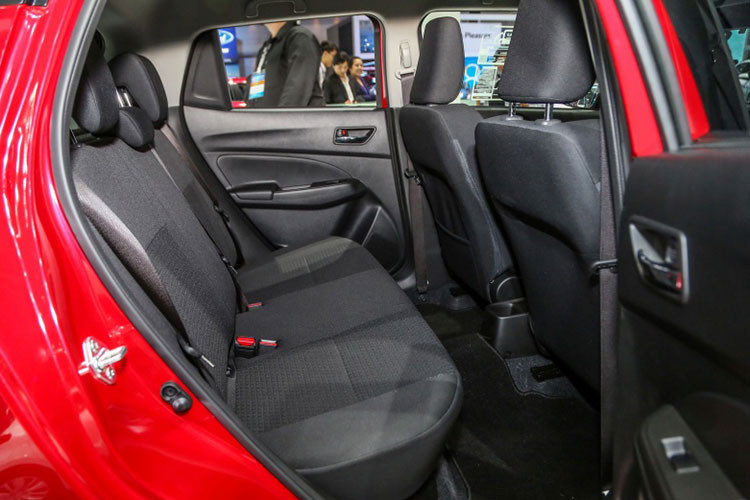 Trêb mẫu Swift hoàn toàn mới này, xe được trang bị đủ cho 5 người ngồi với ghế ngồi bọc nỉ. Ngoài ra dung tích chứa đồ của xe cũng khá lớn có thể mở rộng khi gập hàng ghế thứ 2, giúp cho khoang hành lý tăng thêm 46 lít.