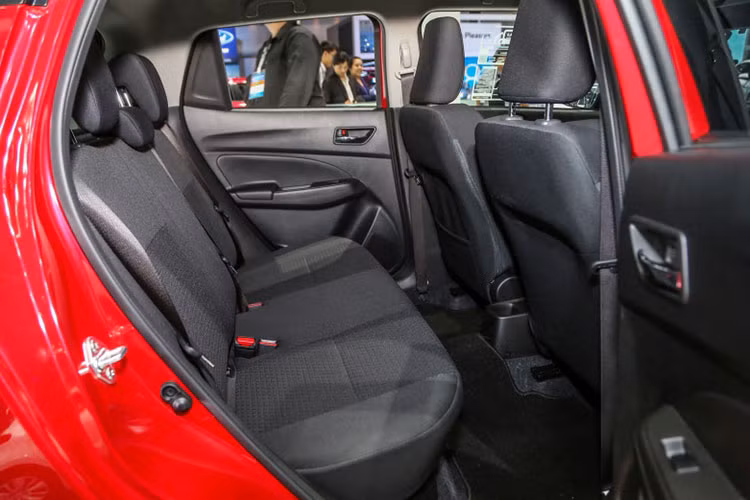 Trêb mẫu Swift hoàn toàn mới này, xe được trang bị đủ cho 5 người ngồi với ghế ngồi bọc nỉ. Ngoài ra dung tích chứa đồ của xe cũng khá lớn có thể mở rộng khi gập hàng ghế thứ 2, giúp cho khoang hành lý tăng thêm 46 lít.