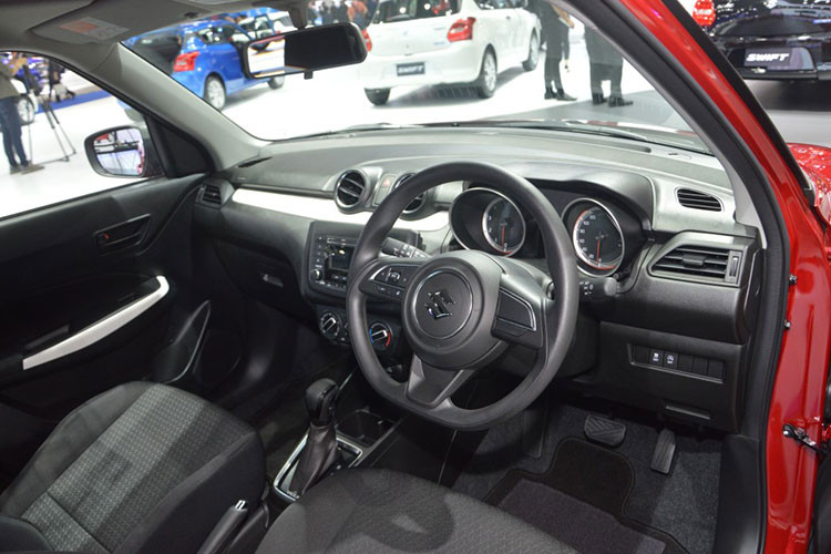 Bên trong cabin, Suzuki Swift hoàn toàn mới cũng sẽ hiện đại hơn khi được nâng cấp nhẹ so với trước đây. Nhiều chi tiết nội thất được thiết kế lại bắt mắt hơn so với trước. Một số tính năng mới được bổ sung cho xe.