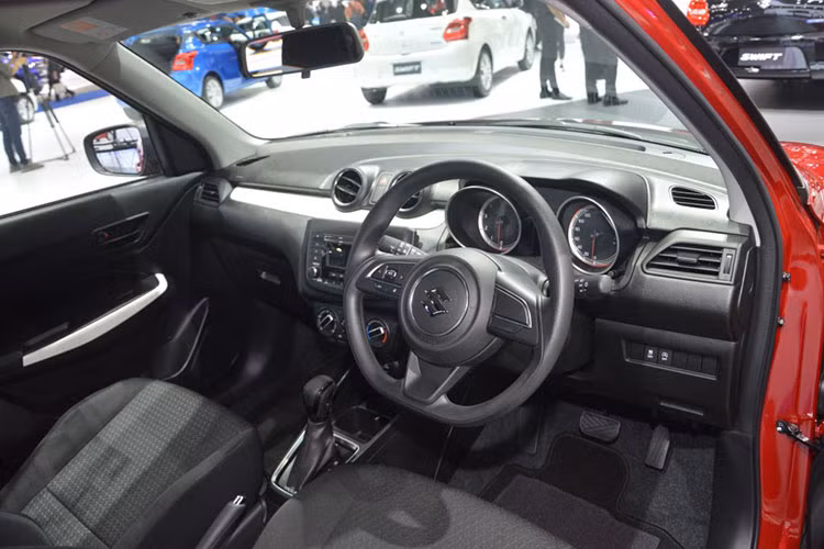 Bên trong cabin, Suzuki Swift hoàn toàn mới cũng sẽ hiện đại hơn khi được nâng cấp nhẹ so với trước đây. Nhiều chi tiết nội thất được thiết kế lại bắt mắt hơn so với trước. Một số tính năng mới được bổ sung cho xe.