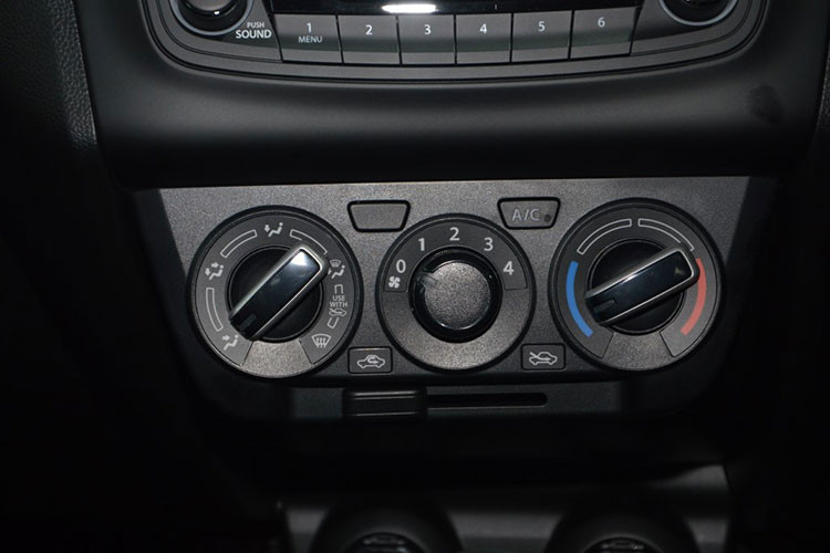 Trên phiên bản base của Suzuki Swift GA 2018 mới được trang bị khá khiêm tốn với 2 loa, không có cửa sổ điện, không khoá cửa trung tâm. Bản cao cấp GLX được trang bị màn hình cảm ứng kích thước 7 inch. Đồng hồ điện tử sau vô lăng cũng chỉ là trang bị tiêu chuẩn cho phiên bản cao cấp.