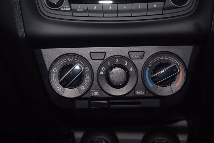 Trên phiên bản base của Suzuki Swift GA 2018 mới được trang bị khá khiêm tốn với 2 loa, không có cửa sổ điện, không khoá cửa trung tâm. Bản cao cấp GLX được trang bị màn hình cảm ứng kích thước 7 inch. Đồng hồ điện tử sau vô lăng cũng chỉ là trang bị tiêu chuẩn cho phiên bản cao cấp.