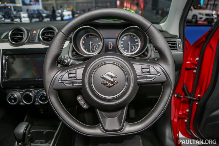 Vô lăng của xe thiết kế 3 chấu bọc da tích hợp nhiều nút chức năng như điều chỉnh âm lượng, điều khiển hành trình, keyless entry, nút khởi động start/stop, điều hòa tự động, âm thanh 6 loa, màn hình cảm ứng 7 inch tích hợp định vị kết nối Apple CarPlay và MirrorLink...