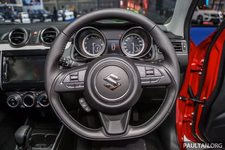 Vô lăng của xe thiết kế 3 chấu bọc da tích hợp nhiều nút chức năng như điều chỉnh âm lượng, điều khiển hành trình, keyless entry, nút khởi động start/stop, điều hòa tự động, âm thanh 6 loa, màn hình cảm ứng 7 inch tích hợp định vị kết nối Apple CarPlay và MirrorLink...