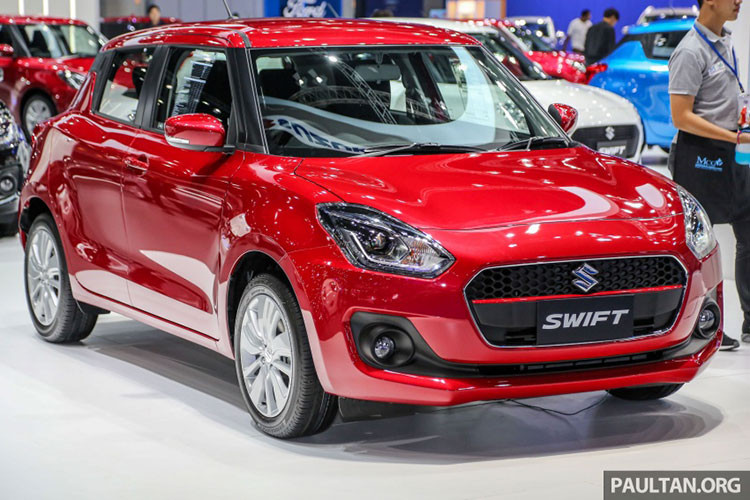  Suzuki Swift 2018 thế hệ mới với thiết kế thay đổi mạnh mẽ dựa trên nền tảng Heartect của Suzuki. So với thế hệ cũ tại đang bán tại Việt Nam, Swift thế hệ mới có chiều dài ngắn hơn, rộng hơn. Cụ thể, xe có kích thước: chiều dài 3.840 mm (giảm 10 mm) và chiều rộng 1.735 mm (tăng thêm 40 mm) và chiều dài cơ sở 2.450 mm (tăng thêm 20 mm).