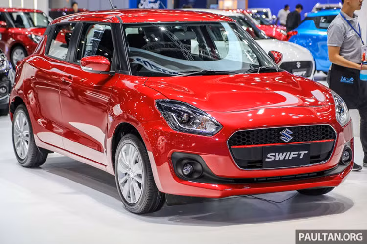  Suzuki Swift 2018 thế hệ mới với thiết kế thay đổi mạnh mẽ dựa trên nền tảng Heartect của Suzuki. So với thế hệ cũ tại đang bán tại Việt Nam, Swift thế hệ mới có chiều dài ngắn hơn, rộng hơn. Cụ thể, xe có kích thước: chiều dài 3.840 mm (giảm 10 mm) và chiều rộng 1.735 mm (tăng thêm 40 mm) và chiều dài cơ sở 2.450 mm (tăng thêm 20 mm).