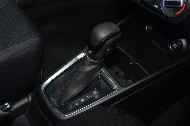 Ở phiên bản mới, Suzuki Swift 2018 sử dụng động cơ dung tích 1.2L thay thế cho động cơ dung tích 1.4L ở thế hệ cũ. Động cơ mới - 12M “Dualjet” này cung cấp công suất khoảng 84 mã lực, mô-men xoắn cực đại ở mức 103 Nm tại tua máy 4.400 rpm, đi kèm với hộp số tự động vô cấp CVT (không có phiên bản số sàn tại Thái Lan).