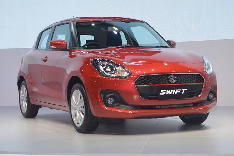Trong phân khúc hatchback hạng B, Swift mới khá nhẹ, chỉ nặng 875-910kg. Tại Thái Lan, Swift 2018 sẽ phải cạnh tranh với các đối thủ là Mazda2, Mitsubishi Mirage, Nissan March và Toyota Yaris. Xe có 4 biến thể là GA, GL, GLX, GLX-Navi, giá xe Suzuki Swift từ 15.900 USD (khoảng 341 triệu đồng) đến 20.140 USD (khoảng 459 triệu đồng).