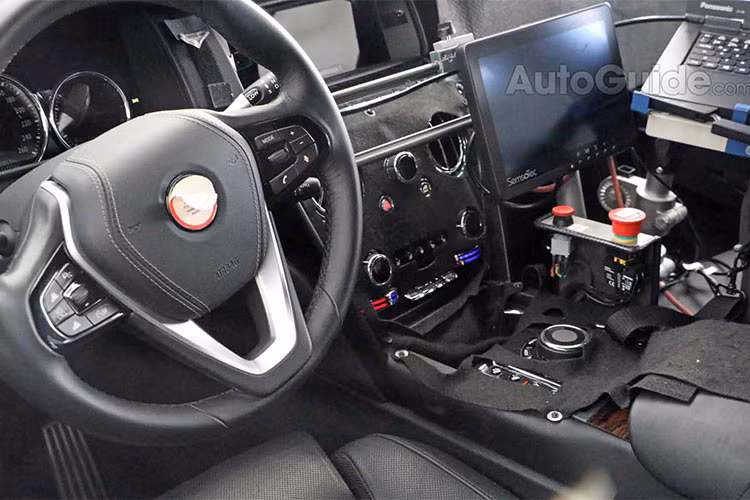 Chiếc xe này ngoài công nghệ mới, cũng sẽ sở hữu bộ đèn pha laser cũng như hệ thống treo khí tự điều chỉnh có khả năng tính toán hàng triệu kết quả nhằm đem đến phản ứng tốt nhất cho vô lăng, gia tốc và camera...