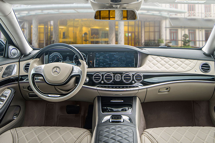 Ngoài việc sơ hữu ngoại thất ấn tượng, điểm noi bật và đẳng cấp nhất chính của xe là nội thất xa hoa với 2 ghế sau theo kiểu thương gia, có thể ngả tối đa về phía sau lên đến 43,5°, tích hợp đệm đỡ bắp chân, đỡ chân điều chỉnh điện cùng chức năng massage 6 chế độ với 2 chế độ massage đá nóng... cực sang trọng.