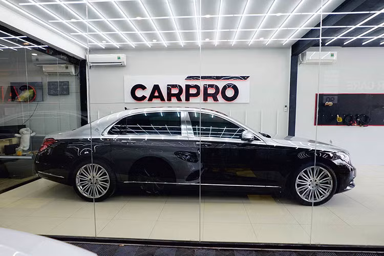 Nguyên bản, chiếc Mercedes-Benz S500 Maybach của Ngọc Trinh có màu nâu ánh kim. Xe sở hữu chiều dài tổng thể 5.453 mm, nhỉnh hơn 200 mm so với S-Class tiêu chuẩn. Bản thân chiều dài cơ sở của Mercedes-Maybach S500 cũng nhỉnh hơn 200 mm so với S-Class tiêu chuẩn, đạt mức 3.365 mm.