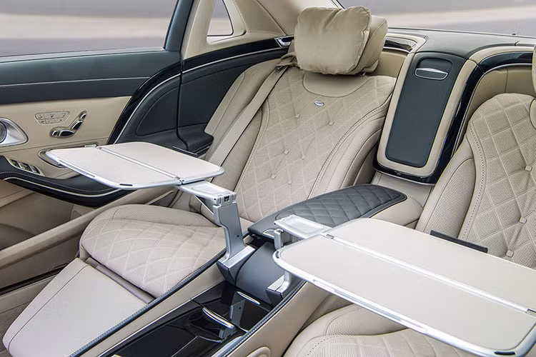 Mẫu siêu xe sang Mercedes-Maybach S500 được trang bị động cơ V8, tăng áp kép, dung tích 4,6 lít, sản sinh công suất tối đa 455 mã lực và mô-men xoắn cực đại 700 Nm. Kết hợp với hộp số tự động 9G-Tronic, máy xăng cho phép Mercedes-Maybach S500 tăng tốc từ 0-100 km/h trong 5 giây và đạt vận tốc tối đa 250 km/h.