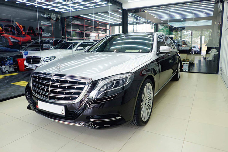 Sau khi được một trung tâm chuyên độ xe ở TP HCM can thiệp, chiếc xe sang Mercedes-Maybach S500 đã chuyển sang màu đen với phần nắp ca-pô kéo dài qua mui xe tới đuôi được dán decal màu xám tương phản. Điều này làm không ít giới mê xe hồi tưởng tới những mẫu Maybach truyền thống từng làm mưa, làm gió thị t&#x1d;rường thời điểm trước đây.
