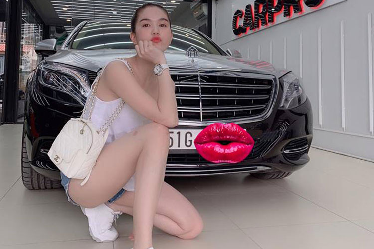 Ngoài can thiệp vào nước sơn nguyên bản, được biết "nữ hoàng nội y" còn cho xử lý lại bề mặt da bên trong nội thất để trở nên mịn màng hơn sau một thời gian sử dụng Hiện chưa rõ "nữ hoàng nội y" Ngọc Trinh đã chi bao nhiêu tiền để tậu chiếc Mercedes-Maybach S500 này, chỉ biết rằng, chiếc xe siêu sang này đang có giá bán chính hãng tại thị trường Việt Nam khoảng hơn 11 tỷ đồng,